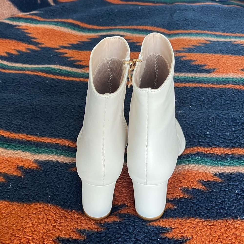 NWOT Lulus sarai off-white pointed-toe heeled ankle boots - Picture 6 of 11